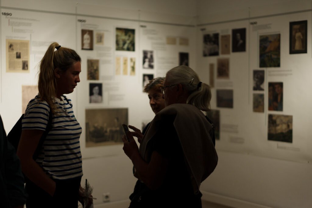 Expoziția Elena Mureșianu