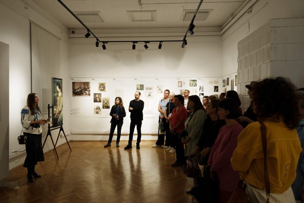 Expoziția Elena Mureșianu