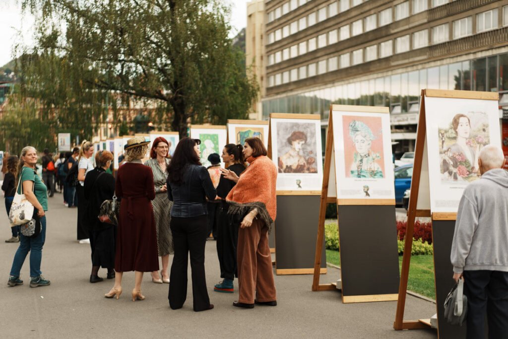 Expoziția Her Art Story