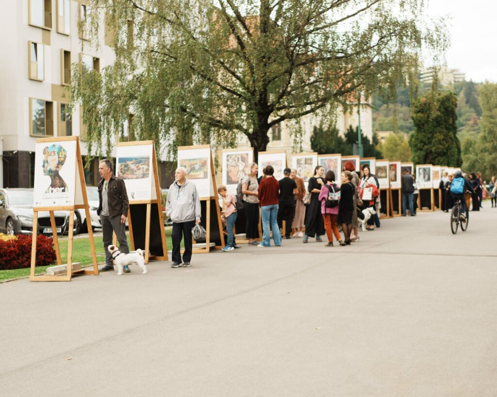 Expoziția Her Art Story