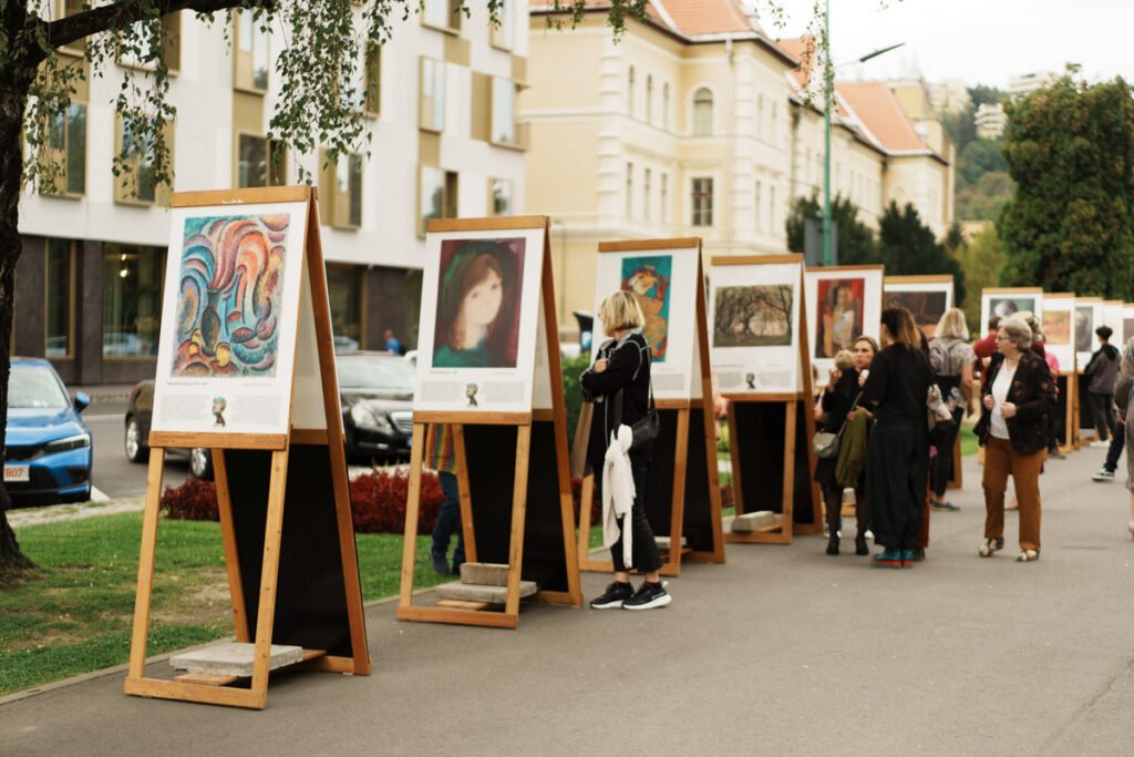 Expoziția Her Art Story