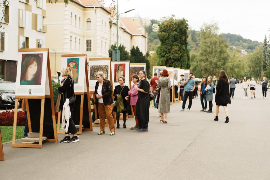 Expoziția Her Art Story