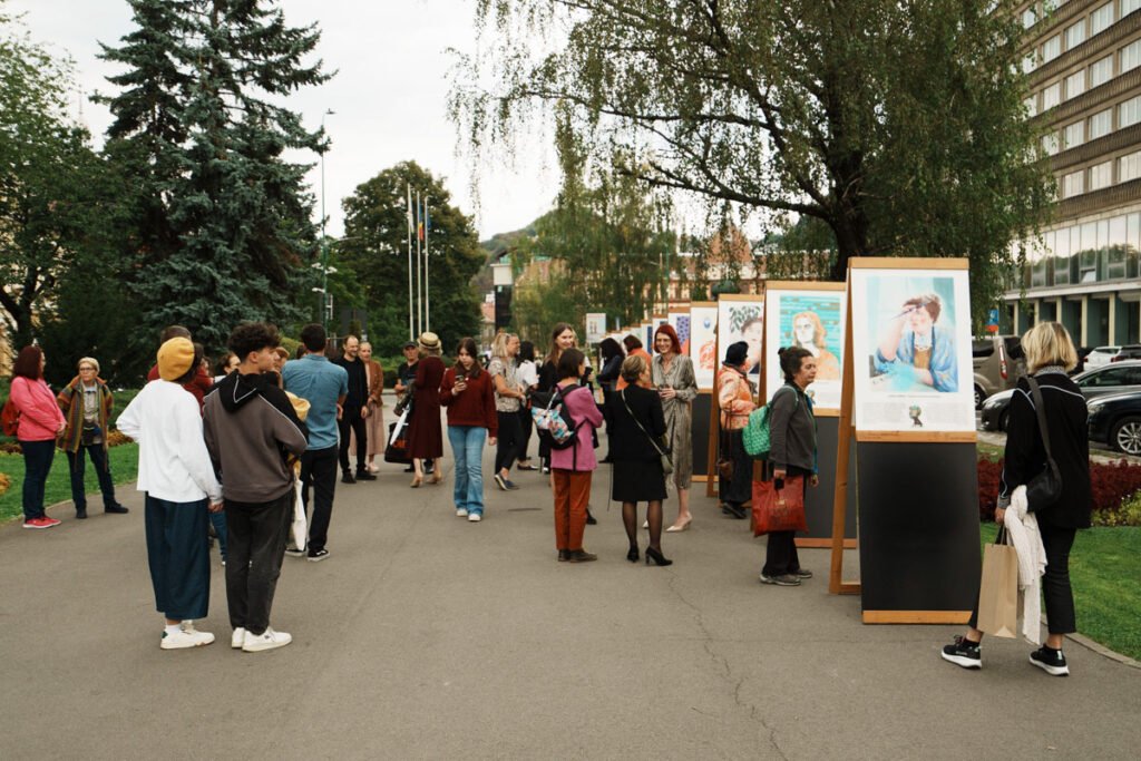 Expoziția Her Art Story