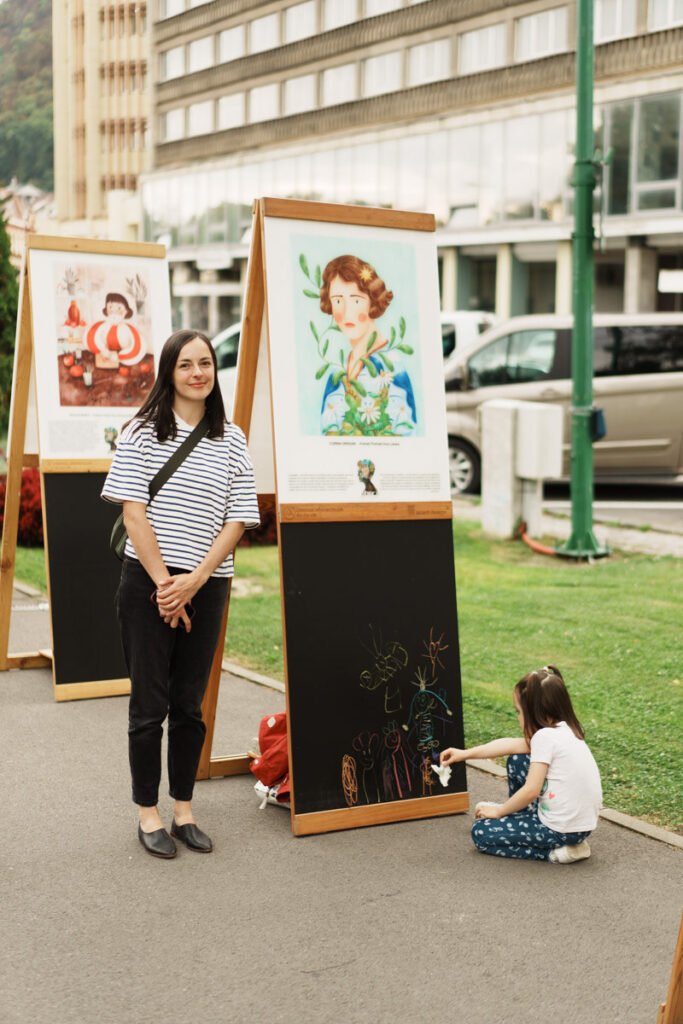 Expoziția Her Art Story