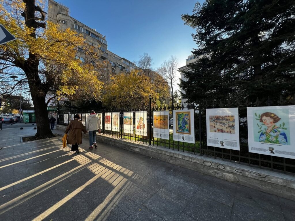 Expoziția Her Art Story în aer liber la Palatul Suțu, București