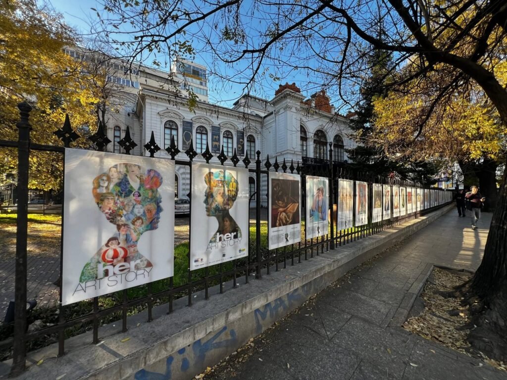 Expoziția Her Art Story în aer liber la Palatul Suțu, București