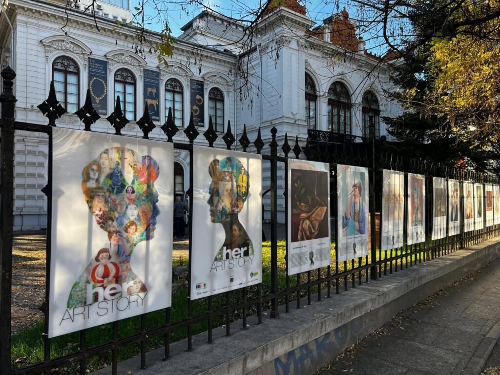 Expoziția Her Art Story în aer liber la Palatul Suțu, București