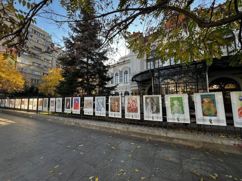 Expoziția Her Art Story în aer liber la Palatul Suțu, București